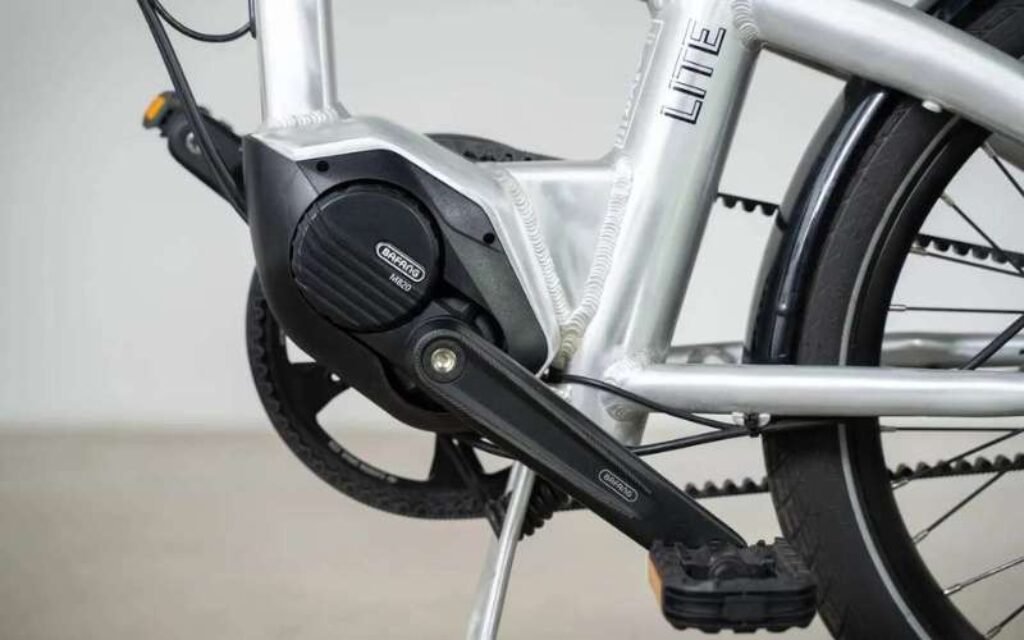 gros plan sur un moteur central de vélo électrique au niveau du pédalier