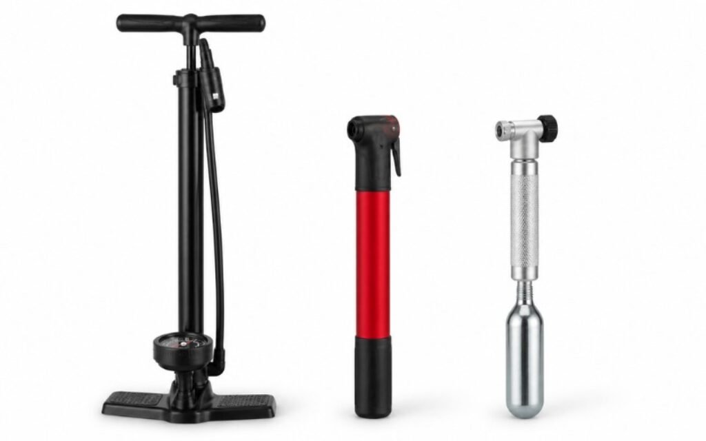 Comparatif des trois types de pompes à vélo : pompe à pied, mini pompe portable et pompe CO₂